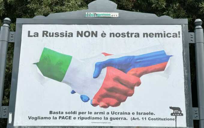 Проти підтримки України: в Італії розвішали сотні проросійських плакатів