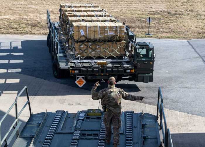 Через брак коштів у партнерів військова допомога Україні під загрозою – Bloomberg