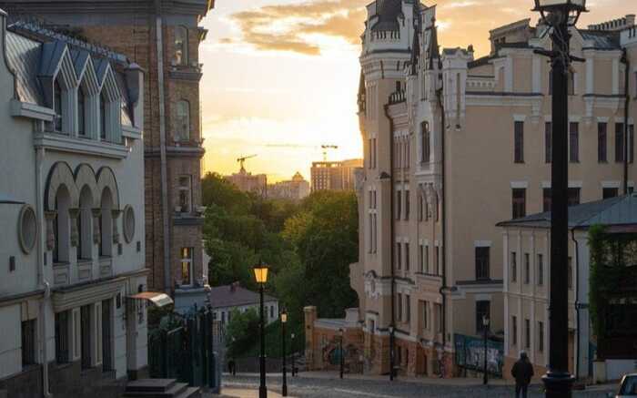 У Києві уламки ворожих ракет упали в 3 районах, пошкоджені авто та житлові будинки