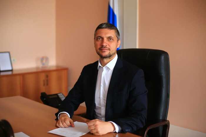Російський губернатор Осипов витер шмарклю об підопічну, коли та доповідала