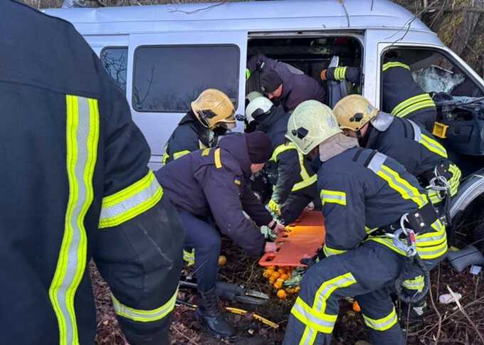 На Волині мікроавтобус Mercedes злетів у кювет: водій загинув, п’ятеро пасажирів у лікарні