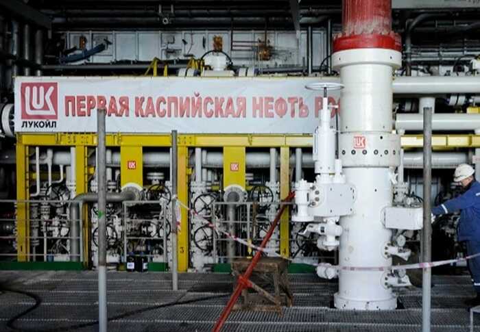 Росія готується до скорочення видобутку нафти через санкції та атаки безпілотників — Reuters