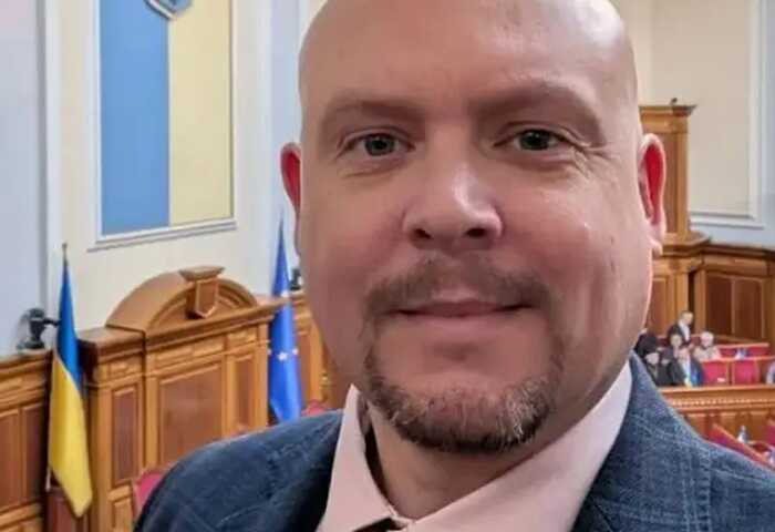 Британський депутат надсилав інтимні повідомлення українській перекладачці — ЗМІ
