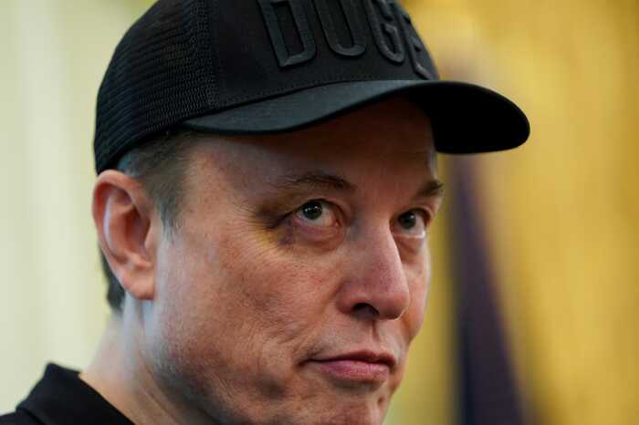 Ухилився від запитання про наркотики: Мільярдер Маск прийшов на брифінг із Трампом із синцем під оком