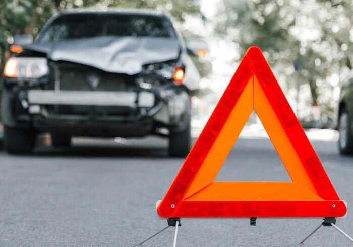 У Києві автомобіль злетів з дороги у підземний перехід