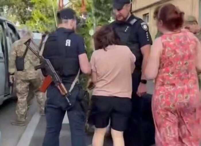 В Одесі чоловік, тікаючи від представників ТЦК, поранив військовослужбовця ножем