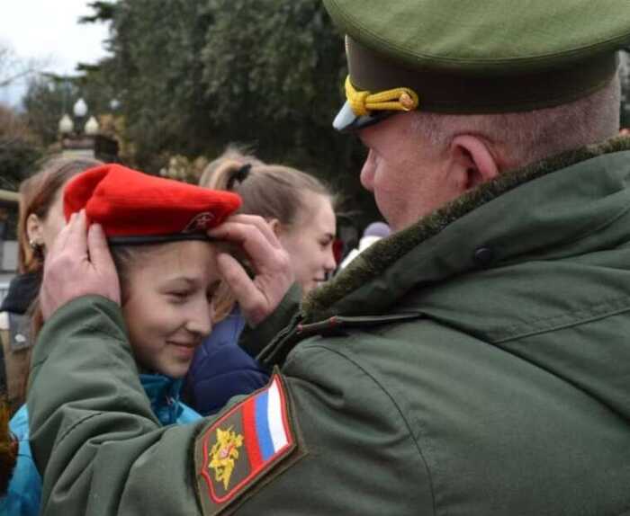 Росія вербує підлітків для шпигунства в Європі, — Reuters