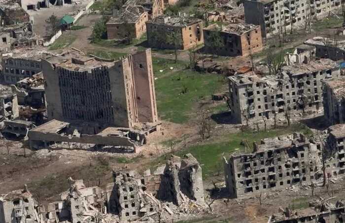 Росіяни розбирають та вивозять окупований Бахмут по цеглинах