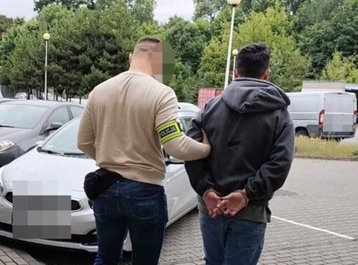 У Варшаві поліція затримала громадян Білорусі та України, які, видаючи себе за працівників банку, викрали понад 150 000 злотих