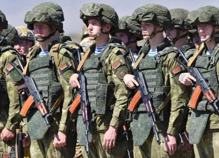 У білоруському Гомелі помітили БТРи з незвичайними знаками