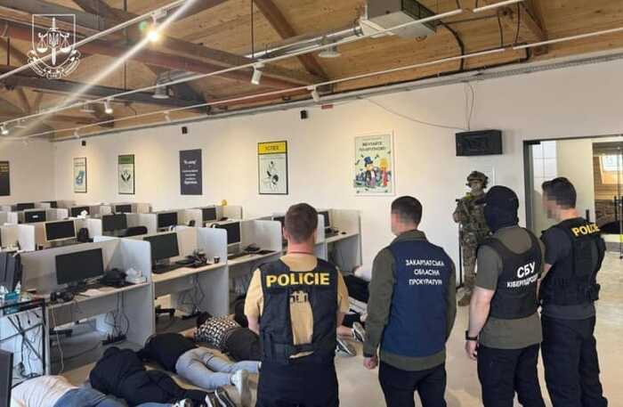 Шахрайський “кол-центр” в Ужгороді виманював у іноземців мільйони на криптовалютних схемах