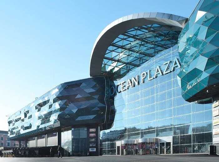 У Києві автомобіль на великій швидкості влетів у ТЦ Ocean Plaza