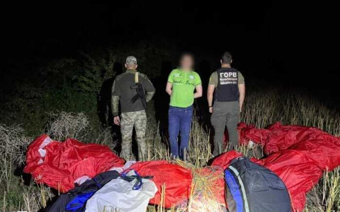 Прикордонники затримали ухилянта, який хотів потрапити за кордон на параплані