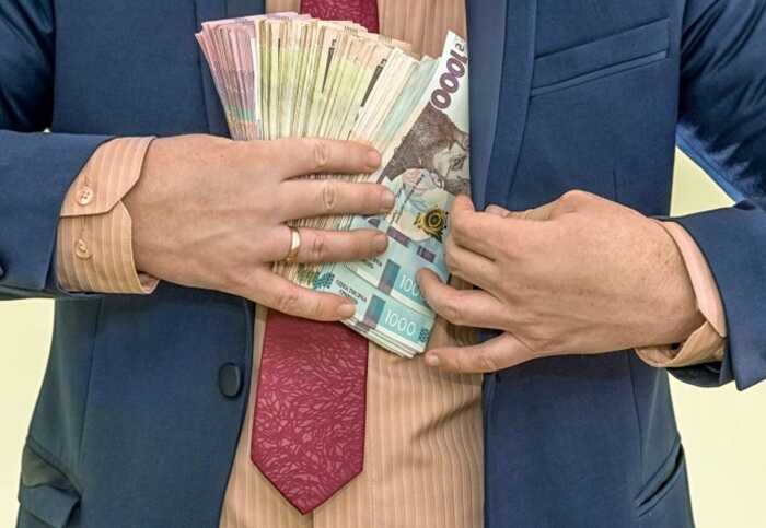 "Гарантований покупець": мільйонні зарплати "своїм" і відкати з державних премій