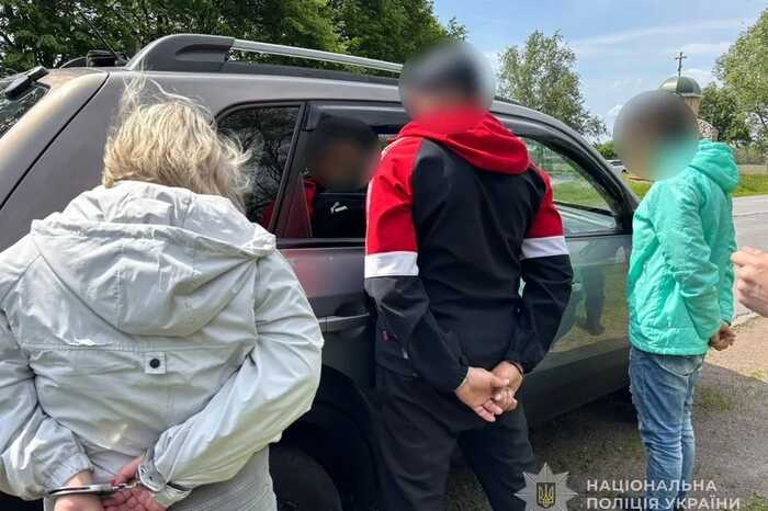 На Сумщині викрили жінку, яка за гроші організовувала фіктивні шлюби та переправляла чоловіків за кордон