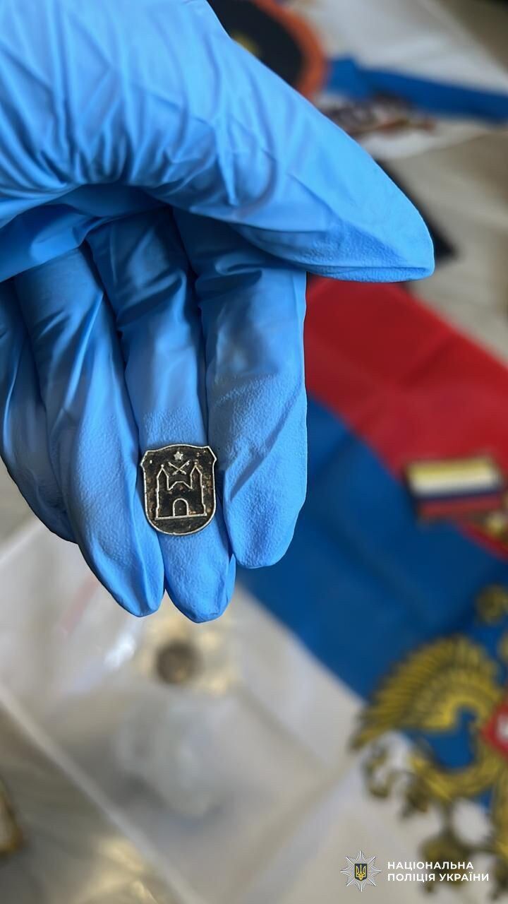 На Закарпатті у фігуранта злочину про продаж скарбів виявили велику кількість символіки РФ. Фото