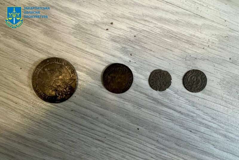 На Закарпатті у фігуранта злочину про продаж скарбів виявили велику кількість символіки РФ. Фото
